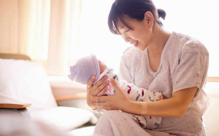 高级月嫂通常拥有3年以上的月嫂经验，对婴儿和产妇的护理有着更专业的要求